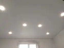 Yotoq xonasi fotosuratida to'xtatilgan shiftdagi 6 ta chiroq