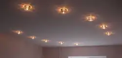 Жатын бөлмедегі фотосуреттегі аспалы төбедегі 6 шам