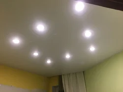 Yotoq xonasi fotosuratida to'xtatilgan shiftdagi 6 ta chiroq