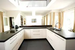 Дызайн кухні п вобразнай з акном пасярэдзіне