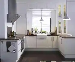 Ortada bir pəncərə olan U formalı mətbəx dizaynı