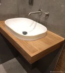 Hamam fotoşəkilində tezgahın üstündəki lavabo