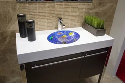 Шустушӯй Дар Countertop Дар Акс Ванна