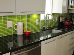 Кухня дизайн зеленый фартук