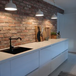 Yuxarı şkafları olmayan loft mətbəx dizaynı