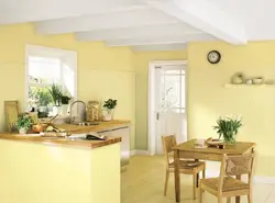 Sariq Devorlar Bilan Oshxonaning Ichki Qismi Fotosurati