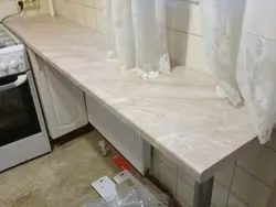 Скиф белая столешница на кухне фото