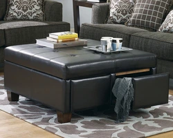 Yashash xonasining ichki qismidagi ottomanli divan