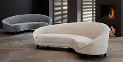 Қонақ бөлмесінің интерьеріндегі османмен диван