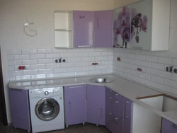 Corner kitchens in a small kitchen photo with a machine