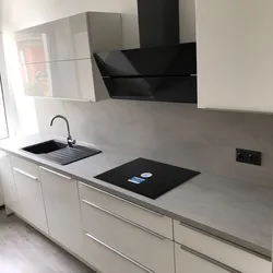 Тарҳи ошхона сафед бо акс countertop хокистарӣ