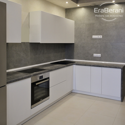 Тарҳи ошхона сафед бо акс countertop хокистарӣ