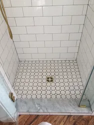 Vanna otağı fotoşəkilində evdə hazırlanmış duş qabı