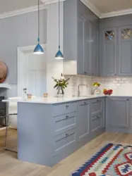 What colors goes with gray-blue in the kitchen interior