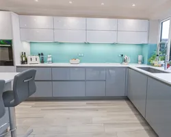 What colors goes with gray-blue in the kitchen interior