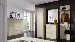 Koridorda güzgü ilə müasir çekmeceli foto