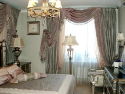 Klassik üslubda fotoşəkildə yataq otağı üçün pərdələr