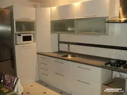 Burchakdagi fotosuratda qalam qutisi bo'lgan oshxona