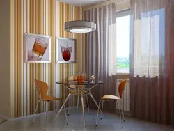Mətbəx interyerində zolaqlı divar kağızı