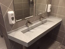 Tezgah üstü fotoşəkildə quraşdırılmış hamam lavaboları