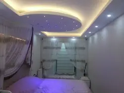 Single-level bedroom ceiling design