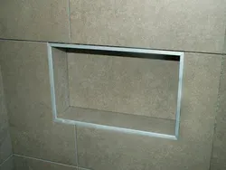 Banyoda fotoşəkildə metal künclər