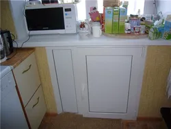 Ас үй фотосындағы терезе төсенішіндегі шкаф