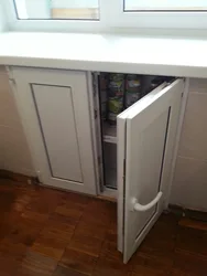 Mətbəx fotoşəkilində pəncərə sillindəki kabinet