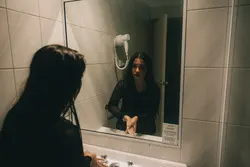 I'm in the bathroom, keep the photo