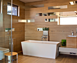 Laminate bathtub photo in the interior