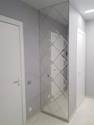 Mirror panel design in the hallway