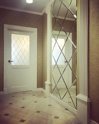 Mirror panel design in the hallway