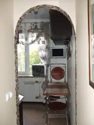 Eshik fotosurati o'rniga oshxonada ochilish