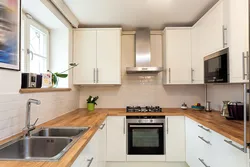 Ошхона равшан бо countertop чӯбӣ ва пешдоман дар дохили