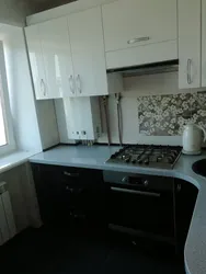 Kitchen design with a column and a refrigerator by the window