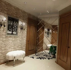 Daş və divar kağızı ilə koridor dizaynı