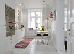 Кухня ў белым колеры дызайн з акном
