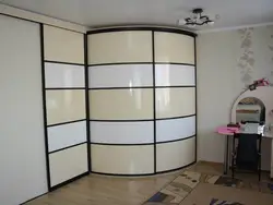Koridordagi radiusli shkaf fotosurati