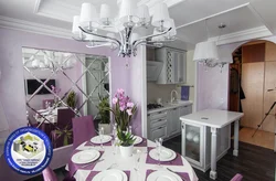 Divarda güzgü plitələri ilə mətbəx dizaynı