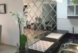 Қабырғаға айна плиткалары бар ас үй дизайны