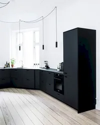 Qara soyuducu fotoşəkili olan bir mətbəxin fotoşəkili
