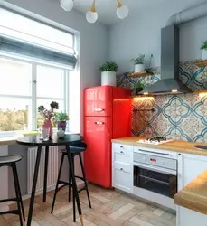 Qırmızı soyuducu daxili fotoşəkili olan mətbəx