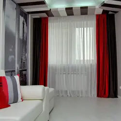 Qırmızı pərdəli qonaq otağı fotoşəkili