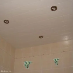 Vanna otağı fotoşəkilində pvc panellərdən hazırlanmış tavan