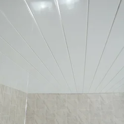 Vanna otağı fotoşəkilində pvc panellərdən hazırlanmış tavan