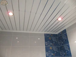 Vanna otağı fotoşəkilində pvc panellərdən hazırlanmış tavan