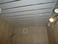 Vanna otağı fotoşəkilində pvc panellərdən hazırlanmış tavan