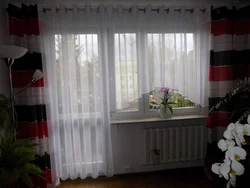 Акно ў зале з балконнымі дзвярыма фота кватэры