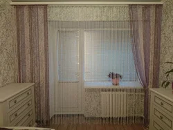 Акно ў зале з балконнымі дзвярыма фота кватэры