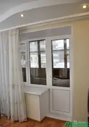 Акно ў зале з балконнымі дзвярыма фота кватэры